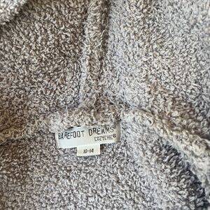 Barefoot dreams hooded robe, pockets and belt, cozy!!! Grey.